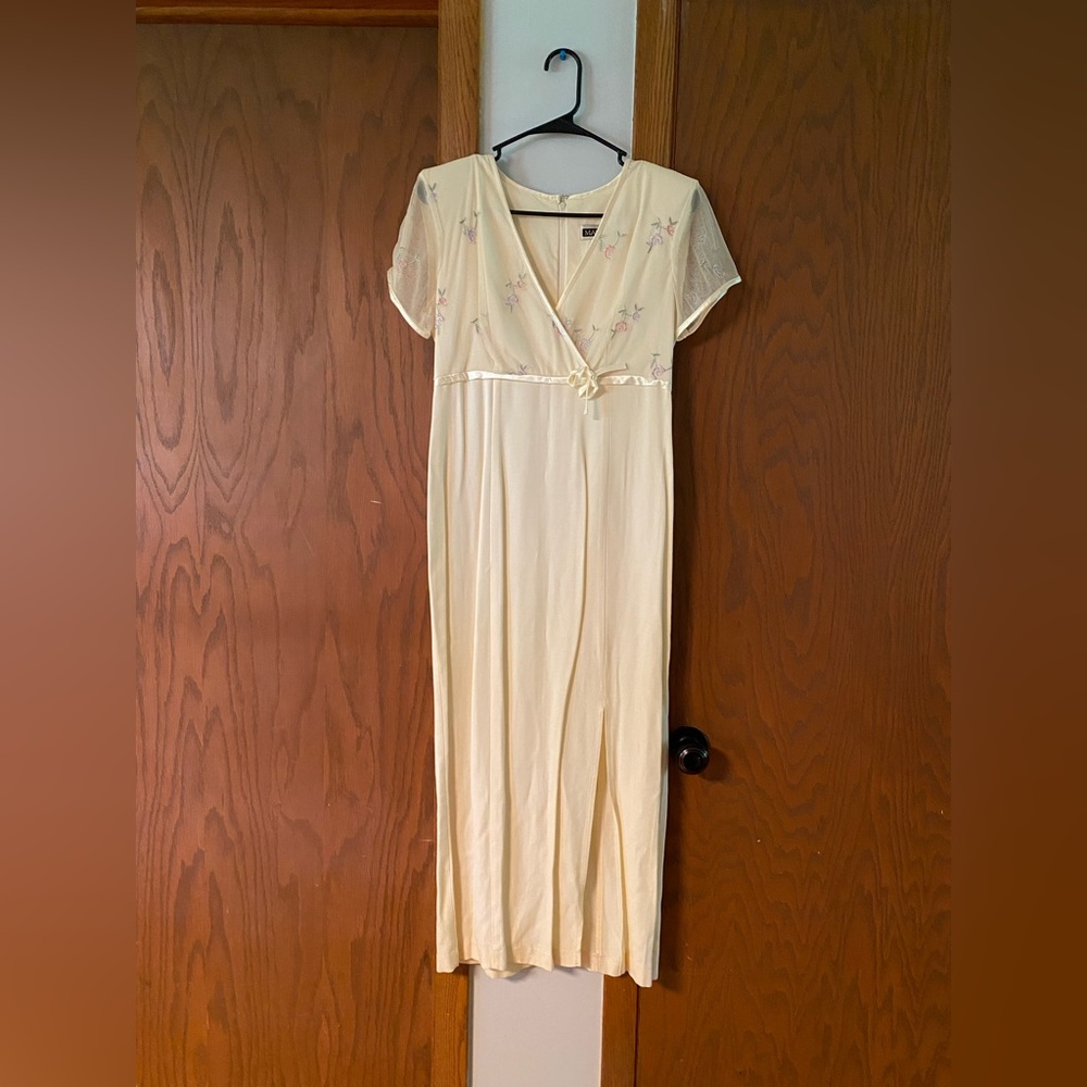 VTG 90’s /y2k Maurices Cream and floral detail maxi dress
